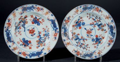 CHINE Deux assiettes en porcelaine à décor bleu, rouge et or dit Imari de mobilier...