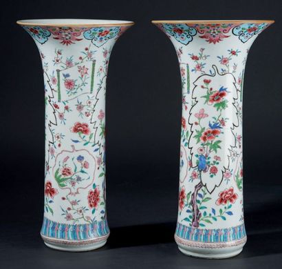 CHINE Paire de vases en porcelaine de forme cornet à décor polychrome des émaux de...