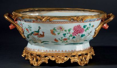 CHINE Terrine ovale en porcelaine à décor polychrome des émaux de la famille rose...