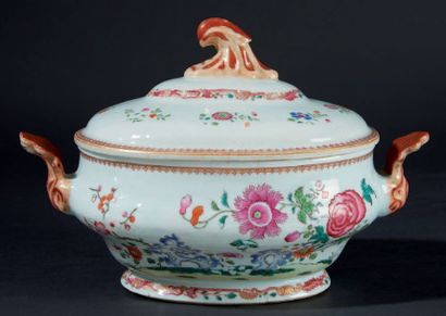 CHINE Terrine ovale couverte en porcelaine à décor polychrome des émaux de la famille...