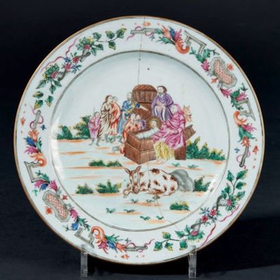 CHINE Assiette en porcelaine à décor polychrome des émaux de la famille rose d'une...