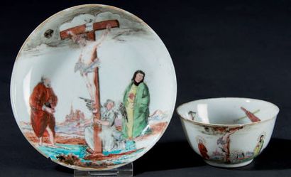 CHINE Sorbet et sa soucoupe en porcelaine à décor polychrome des émaux de la famille...