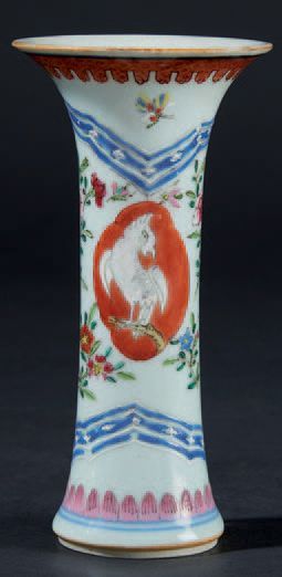 CHINE Vase de forme cornet en porcelaine à décor polychrome des émaux de la famille...