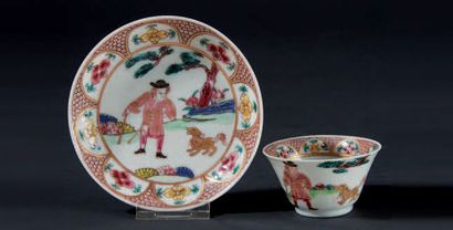 CHINE Sorbet et sa soucoupe en porcelaine à décor polychrome des émaux de la famille...