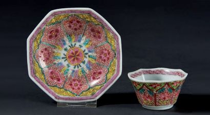 CHINE Sorbet et sa soucoupe en porcelaine de forme octogonale à décor polychrome...