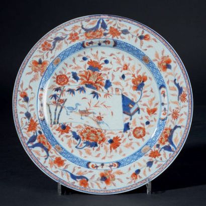 CHINE Plat rond en porcelaine à décor bleu, rouge et or dit Imari de deux canards...