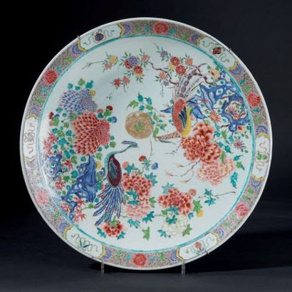 CHINE Grande coupe ronde en porcelaine à décor polychrome des émaux de la famille...