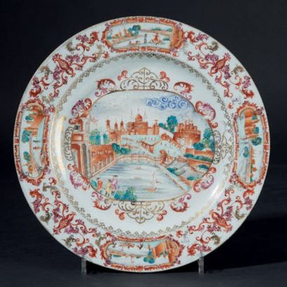 CHINE Grand plat rond en porcelaine à décor polychrome et or dans le style de Meissen...