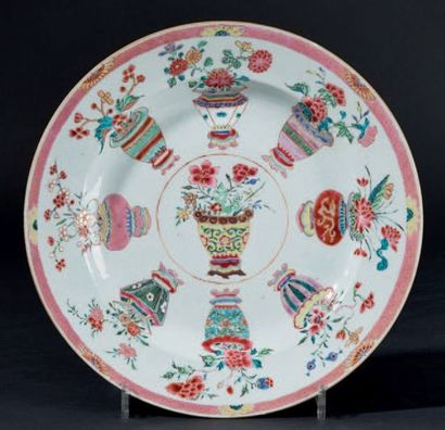 CHINE Plat rond en porcelaine à décor polychrome des émaux de la famille rose de...