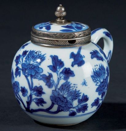 CHINE Moutardier couvert de forme globulaire en porcelaine à décor en bleu sous couverte...
