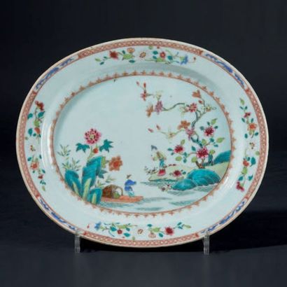 CHINE Plat ovale en porcelaine à décor polychrome des émaux de la famille rose au...