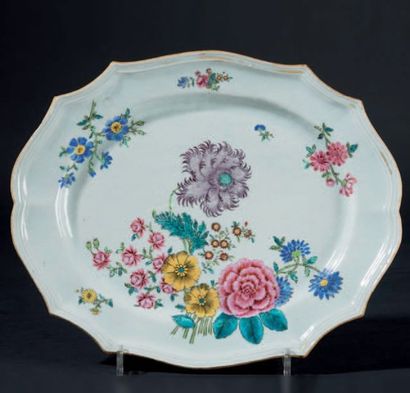 CHINE Plat ovale à bord contourné en porcelaine à décor polychrome des émaux de la...