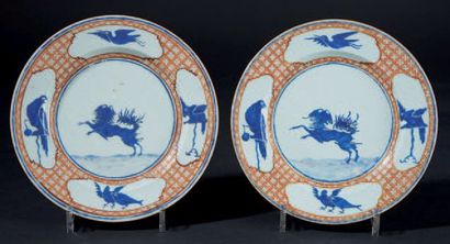 CHINE Deux assiettes en porcelaine à décor en bleu sur couverte probablement d'après...