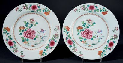 CHINE Paire de plats ronds en porcelaine à décor polychrome des émaux de la famille...