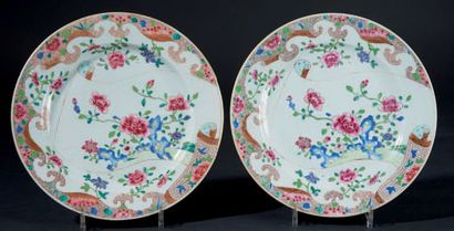 CHINE Deux plats ronds en porcelaine à décor polychrome des émaux de la famille rose...