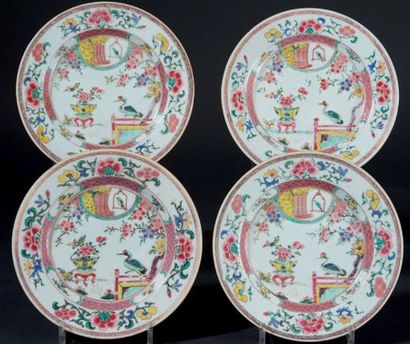 CHINE Suite de quatre assiettes en porcelaine à décor polychrome des émaux de la...