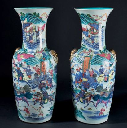 CHINE Paire de grands vases de forme balustre en porcelaine à décor polychrome des...