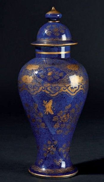 CHINE Vase de forme balustre couvert en porcelaine à décor or sur fond bleu poudré...