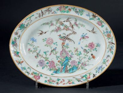 CHINE Plat ovale à décor polychrome des émaux de la famille rose de nombreux volatiles...