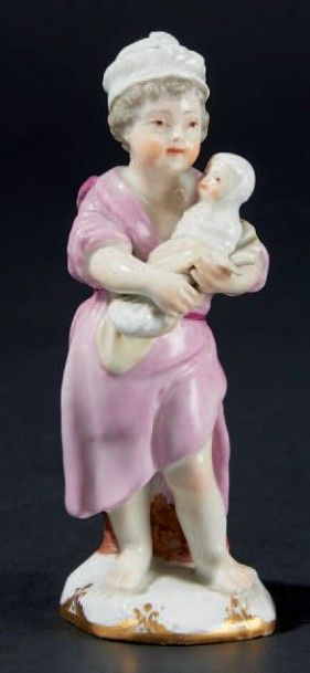 VIENNE Statuette en porcelaine représentant un amour déguisé, vêtu d'une robe pourpre...