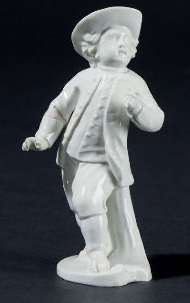 NYMPHENBOURG Statuette en porcelaine émaillée blanche représentant un jeune garçon...