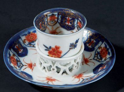 MEISSEN Tasse et sa soucoupe à galerie ajourée en porcelaine à décor bleu, rouge...