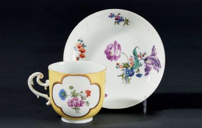 MEISSEN Tasse et sa soucoupe en porcelaine à décor polychrome de bouquets de fleurs...