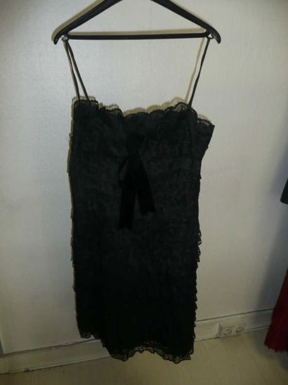 ANONYME Robe à bretelles en dentelle noire en dégradé, poitrine soulignée d'un noeud...
