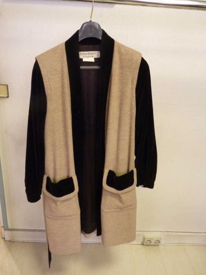 Yves Saint Laurent Manteau bicolore en laine chinée beige et velours noir, ceinture.....