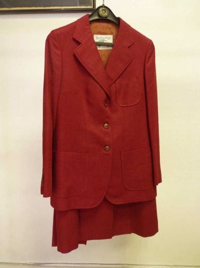 BURBERRY'S Tailleur en lin bordeaux composé d'une veste à col cranté et d'une jupe...