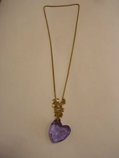 null UN APPARTEMENT à LOUER Coeur en cristal violet retenu sur une chaine en métal...
