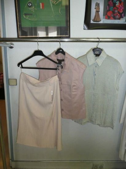 LOUIS VUITTON Lot composé de deux blouses sans manche, l'une en coton et soie à rayures...