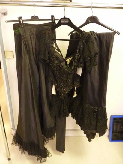 WORTH, fin du XIXème siècle Robe du soir en soie noire, haut corset rehaussé de perles...