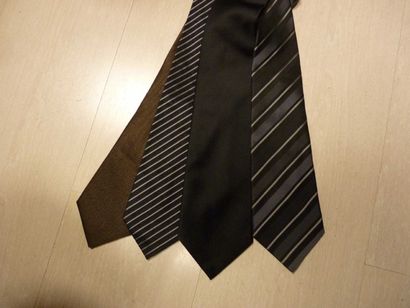 CHRISTIAN DIOR Lot de 4 cravates en soie imprimée.