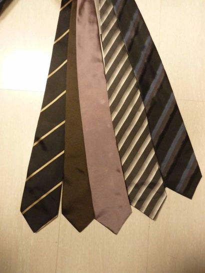 GUCCI, PRADA Lot de 6 cravates en soie imprimée.