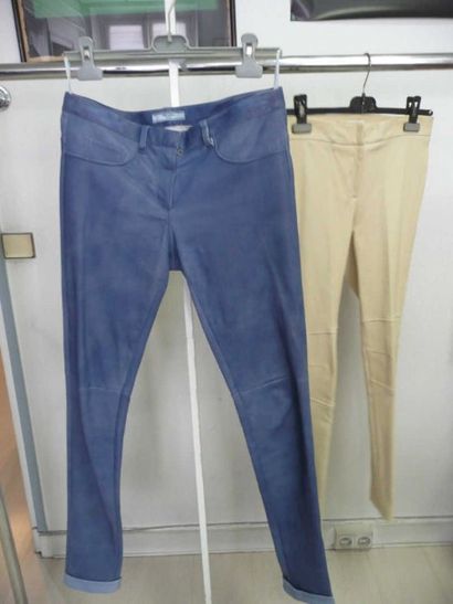 PRADA, Brunello PUCINELLI Lot de deux pantalons en cuir l'un bleu jean l'autre écru....