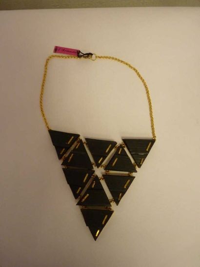 L'ARMADA Collier formant un motif géométrique sur chaine dorée.