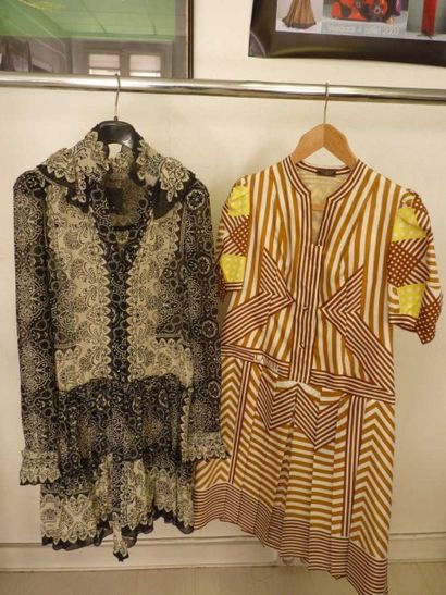 Couture WALDER, Anna SUI Lot composé de deux robes: l'une imprimée de motifs géométriques...