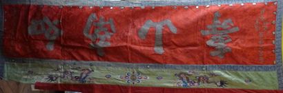 CHINE-XIXe siècle Ensemble de quatre panneaux de forme rectangulaire en soie rouge,...
