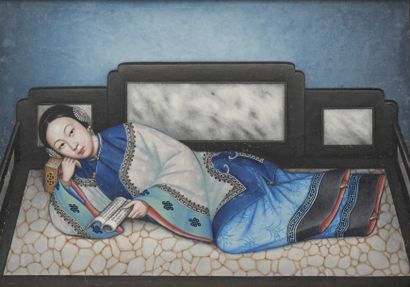 CHINE-Début XXe siècle Huile sur toile, représentant une jeune femme couchée sur...