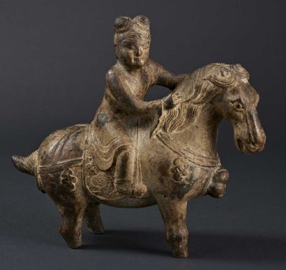 CHINE-Début XXe siècle Statuette de cavalière assise sur son cheval, se tenant à...