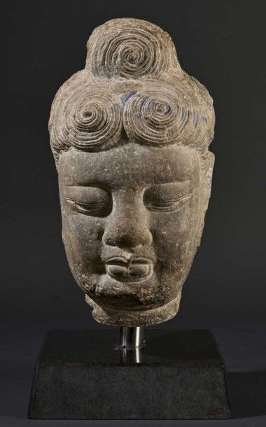 CHINE-Epoque TANG (618-907) Tête de bouddha en calcaire, les yeux mi-clos, la coiffe...