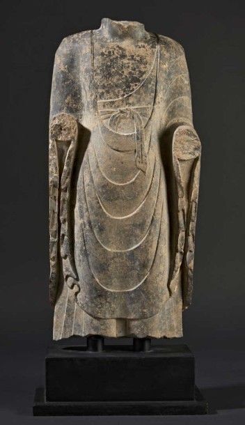 CHINE-Epoque SUI (581-618) Corps acéphale en grès gris, sa robe monastique plissée...