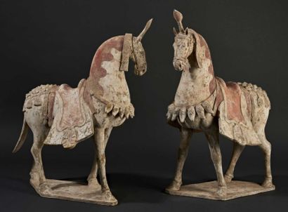 CHINE-Epoque WEI (386-557 ap. JC) Paire de chevaux caparaçonnés en terre cuite à...