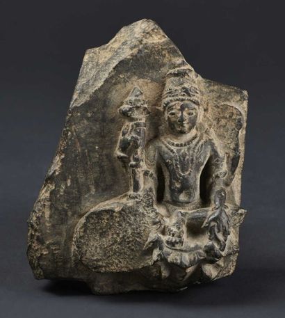 INDE-XIIe/XIIIe siècle Partie d'une stèle en basalte représentant Vishnu assis à...