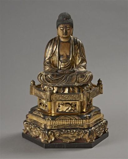 JAPON-Epoque EDO (1603-1868) Statuette de bouddha en bois laqué or assis en padmasana...