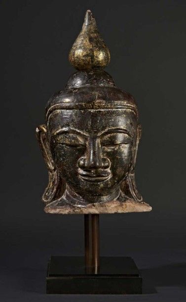 BIRMANIE, Pagan-XVe/XVIe siècle Tête de bouddha en grès laqué noir et or, les yeux...