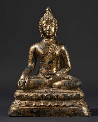 THAILANDE-XIXe siècle Statue de bouddha en bronze laqué or, assis en padmasana sur...
