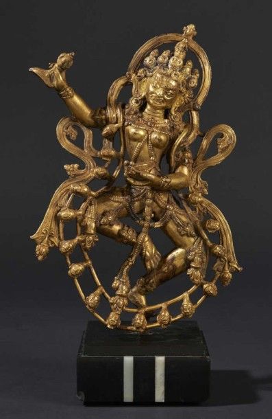 TIBET-XIXe siècle Statuette de Kali dansant, en bronze doré, debout tenant le karrtrka...