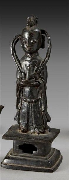 CHINE-Epoque MING (1368-1644) Statuette d'attendant debout sur un socle en bronze...